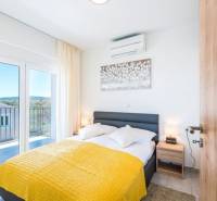 CHORVÁTSKO - VÝBORNÁ PONUKA! - 3-izbový apartmán - SUKOŠAN, Zadar - Spálňa v 3-izbovom byte s posteľou, balkónom a svetlým interiérom.