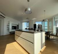 NUERA︱PANORAMA CITY- Veľký 3-izbový byt s výhľadom na hrad - Kuchyňa v 3-izbovom byte s podlahou s dreveným dekorom a výhľadom na okolie.