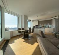 NUERA︱PANORAMA CITY- Veľký 3-izbový byt s výhľadom na hrad - Obývacia izba v 3-izbovom byte s kuchyňou a podlahou s dreveným dekorom.