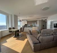 NUERA︱PANORAMA CITY- Veľký 3-izbový byt s výhľadom na hrad - 3-izbový byt s podlahou s dreveným dekorom, vkusný nábytok, veľké okná a prírodné svetlo.