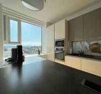 NUERA︱PANORAMA CITY- Veľký 3-izbový byt s výhľadom na hrad - Kuchyňa v 3-izbovom byte s modernou pracovnou doskou a výhľadom na mesto.