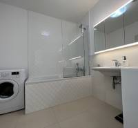 NUERA︱PANORAMA CITY- Veľký 3-izbový byt s výhľadom na hrad - Kúpeľňa v 3-izbovom byte s vaňou, práčkou a veľkým zrkadlom.