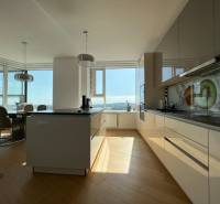 NUERA︱PANORAMA CITY- Veľký 3-izbový byt s výhľadom na hrad - Kuchyňa v 3-izbovom byte s podlahou s dreveným dekorom a veľkými oknami.