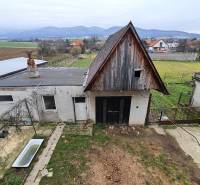 5.izb RD Čereňany pozemok 1028m - Rodinný dom v Čereňanoch na Višňovej ulici s pozemkom a výhľadom na hory.