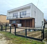 5.izb RD Čereňany pozemok 1028m - Rodinný dom na Višňovej ulici v Čereňanoch, s balkónom a predzáhradkou.