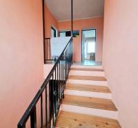 5.izb RD Čereňany pozemok 1028m - Schodisko v rodinnom dome s podlahou s dreveným dekorom a zábradlím.