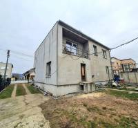 5.izb RD Čereňany pozemok 1028m - Rodinný dom na Višňovej ulici v Čereňanoch s dvomi poschodiami a záhradou.