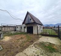 5.izb RD Čereňany pozemok 1028m - Rodinný dom na Višňovej ulici v Čereňanoch s dvorom a záhradou.