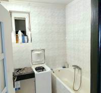 5.izb RD Čereňany pozemok 1028m - Kúpeľňa v Rodinnom dome s vaňou, práčkou a bielymi obkladačkami na stenách.