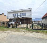 5.izb RD Čereňany pozemok 1028m - Rodinný dom na Višňovej ulici v Čereňanoch s balkónom a upravenou záhradou.