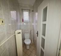 5.izb RD Čereňany pozemok 1028m - Kúpeľňa v rodinnom dome s toaletou, radiátorom a dlaždicovou podlahou.