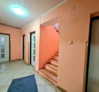 5.izb RD Čereňany pozemok 1028m - Chodba so schodiskom a dverami, obklady v rodinnom dome.