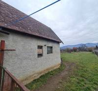 5.izb RD Čereňany pozemok 1028m - Rodinný dom na Višňovej ulici v Čereňanoch s veľkým trávnatým pozemkom.