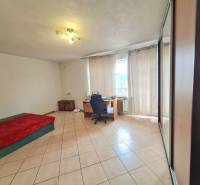 5.izb RD Čereňany pozemok 1028m - Izba v rodinnom dome s kachličkovou podlahou, posteľou, stolom a skriňou.