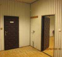 KOŠICE, NAD JAZEROM - Napájadlá: Malý SKLAD 13,2 m2 alebo kancelária - Interiér skladov a hál s podlahou s dreveným dekorom a čalúnenými dverami.