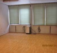 KOŠICE, NAD JAZEROM - Napájadlá: Malý SKLAD 13,2 m2 alebo kancelária - Miestnosť so žalúziami a podlahou s dreveným dekorom, Sklady a haly.