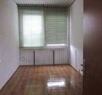 KOŠICE, NAD JAZEROM - Napájadlá: Malý SKLAD 13,2 m2 alebo kancelária - Izba s oknom, žalúziami a podlahou s dreveným dekorom v Skladoch a halách.