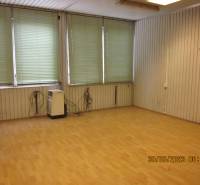 KOŠICE, NAD JAZEROM - Napájadlá: Malý SKLAD 13,2 m2 alebo kancelária - Miestnosť s podlahou s dreveným dekorom, biele steny, žalúzie a elektrické ohrievače v Skladoch a halách.