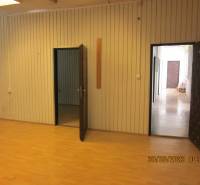 KOŠICE, NAD JAZEROM - Napájadlá: Malý SKLAD 13,2 m2 alebo kancelária - Interiér Skladov a hál s podlahou s dreveným dekorom a panelovými stenami.