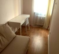 4-izb.byt v centre mesta, Obchodná ul., BA I - Staré Mesto, 2 x balkón - Útulná izba s písacím stolom, pohovkou a podlahou s dreveným dekorom v 4-izbovom byte.