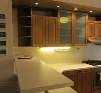 4-izb.byt v centre mesta, Obchodná ul., BA I - Staré Mesto, 2 x balkón - Kuchyňa v 4-izbovom byte s drevenými skrinkami a varnou doskou.