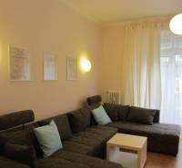 4-izb.byt v centre mesta, Obchodná ul., BA I - Staré Mesto, 2 x balkón - Pohodlná sivá sedacia súprava v obývačke 4-izbového bytu s bielymi záclonami.