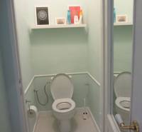 4-izb.byt v centre mesta, Obchodná ul., BA I - Staré Mesto, 2 x balkón - Toaleta so zrkadlom a poličkou v 4-izbovom byte.