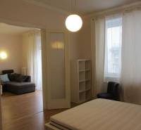 4-izb.byt v centre mesta, Obchodná ul., BA I - Staré Mesto, 2 x balkón - Spálňa v 4-izbovom byte s podlahou s dreveným dekorom a priestrannými oknami.