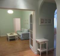 4-izb.byt v centre mesta, Obchodná ul., BA I - Staré Mesto, 2 x balkón - Obývací priestor v 4-izbovom byte s podlahou s dreveným dekorom a jemne zelenými stenami.