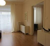 4-izb.byt v centre mesta, Obchodná ul., BA I - Staré Mesto, 2 x balkón - Interiér 4-izbového bytu s podlahou s dreveným dekorom a jednoduchým nábytkom.