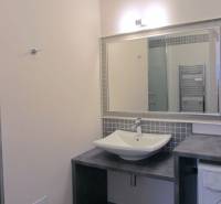 4-izb.byt v centre mesta, Obchodná ul., BA I - Staré Mesto, 2 x balkón - Kúpeľňa so zrkadlom, umývadlom, práčkou v 4-izbovom byte.