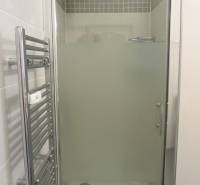 4-izb.byt v centre mesta, Obchodná ul., BA I - Staré Mesto, 2 x balkón - Sprchový kút s posuvnými dverami a chrómovým sušiakom v 4-izbovom byte.