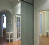 4-izb.byt v centre mesta, Obchodná ul., BA I - Staré Mesto, 2 x balkón - Chodba v 4-izbovom byte s podlahou s dreveným dekorom a vstavanými skriňami.