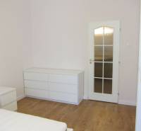 4-izb.byt v centre mesta, Obchodná ul., BA I - Staré Mesto, 2 x balkón - Svetlá izba v 4-izbovom byte s úložnými skrinkami, dverami a podlahou s dreveným dekorom.