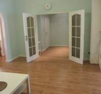 4-izb.byt v centre mesta, Obchodná ul., BA I - Staré Mesto, 2 x balkón - Interiér 4-izbového bytu s podlahou s dreveným dekorom a presklenými dverami.