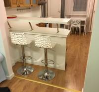 4-izb.byt v centre mesta, Obchodná ul., BA I - Staré Mesto, 2 x balkón - Kuchynský pult s dvoma barovými stoličkami a podlahou s dreveným dekorom v 4-izbovom byte.