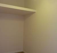 4-izb.byt v centre mesta, Obchodná ul., BA I - Staré Mesto, 2 x balkón - Izba v 4-izbovom byte s podlahou s dreveným dekorom a svietidlom.