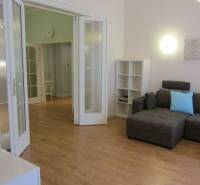 4-izb.byt v centre mesta, Obchodná ul., BA I - Staré Mesto, 2 x balkón - Svetlá obývačka v 4-izbovom byte s rohovou sedačkou a podlahou s dreveným dekorom.