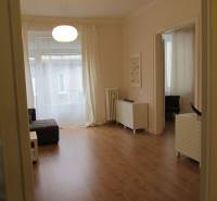 4-izb.byt v centre mesta, Obchodná ul., BA I - Staré Mesto, 2 x balkón - Obývacia izba v 4-izbovom byte s podlahou s dreveným dekorom a svetlým zariadením.