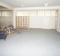 Kancelárie, Drieňová ul., Ružinov 25 m2 - Kancelárie s kreslom, pohovkou a poličkami, Bratislava - Ružinov, Drieňová, zatiahnuté žalúzie.