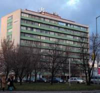 Kancelárie, Drieňová ul., Ružinov 25 m2 - Budova na Drieňovej ulici v Bratislave - Ružinove s kanceláriami a autami v okolí.