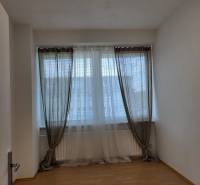 Kancelárie, Drieňová ul., Ružinov 25 m2 - Svetlá miestnosť s drevenou podlahou a veľkým oknom so závesmi v Kancelárii.