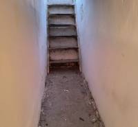 Garáž Púpavova, Karlova Ves + pivnica - Úzke schody vedúce nahor, možno z pivnice na ulici Púpavová pri garáže.