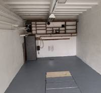 Garáž Púpavova, Karlova Ves + pivnica - Prázdna garáž na ulici Púpavová s úložným priestorom, podlahou a elektrickým napájaním.