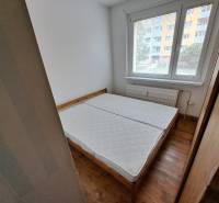 3-izb. byt, Haanova, BA V - Petržalka, kompletná rekonštrukcia - Spálňa v 3-izbovom byte na ulici Haanova s drevenou podlahou a matracmi.