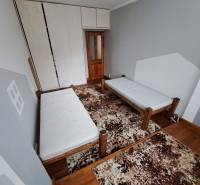 3-izb. byt, Haanova, BA V - Petržalka, kompletná rekonštrukcia - Na ulici Haanova sa nachádza 3-izbový byt so vstavanou skriňou a posteľami.