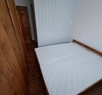 3-izb. byt, Haanova, BA V - Petržalka, kompletná rekonštrukcia - Spálňa s drevenou posteľou a matracmi na ulici Haanova v 3-izbovom byte.