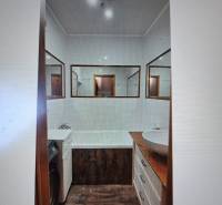 3-izb. byt, Haanova, BA V - Petržalka, kompletná rekonštrukcia - Kúpeľňa s vaňou, zrkadlami a drevenými detailmi v 3-izbovom byte na ulici Haanova.