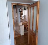 3-izb. byt, Haanova, BA V - Petržalka, kompletná rekonštrukcia - Na obrázku sú drevené dvere v 3-izbovom byte na ulici Haanova.