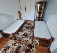 3-izb. byt, Haanova, BA V - Petržalka, kompletná rekonštrukcia - Izba v 3-izbovom byte na ulici Haanova, obsahuje dve postele a svetlú skriňu.